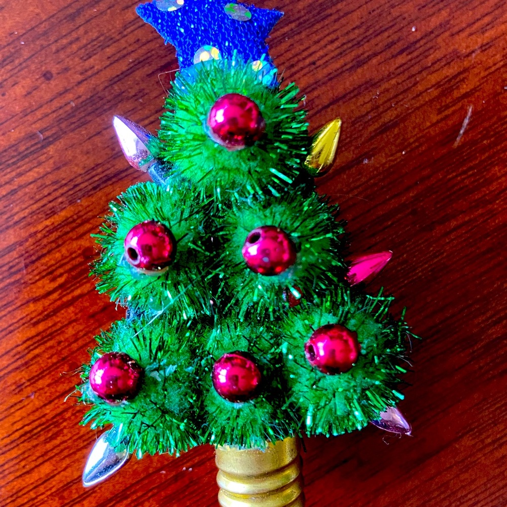 Christmas Tree Pin/Brooch Lights up!!
